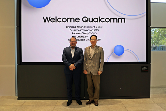 Samsung Electronics Chairman Lee Jae-yong, right, poses with Qualcomm President and CEO Cristiano Amon at the office of Samsung Electronics Device Solutions America in San Jose, California, on June 10. [SAMSUNG ELECTRONICS]