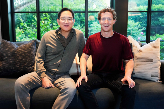 Samsung Electronics Executive Chairman Lee Jae-yong, left, poses with Meta CEO Mark Zuckerberg at Zuckerberg's house in Palo Alto, California, on June 11. [SAMSUNG ELECTRONICS]