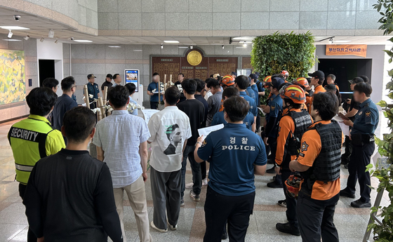 Police conduct a search at Pusan National University following a terror threat on Friday morning. [YONHAP]