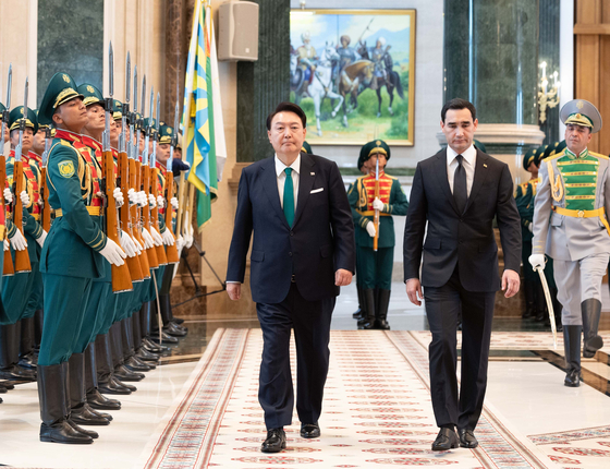 Korean President Yoon Suk Yeol, left, and Turkmen President Serdar Berdimuhamedow take part in an official welcoming ceremony ahead of their bilateral summit at the presidential palace in Ashgabat, Turkmenistan, Monday. [JOINT PRESS CORPS]