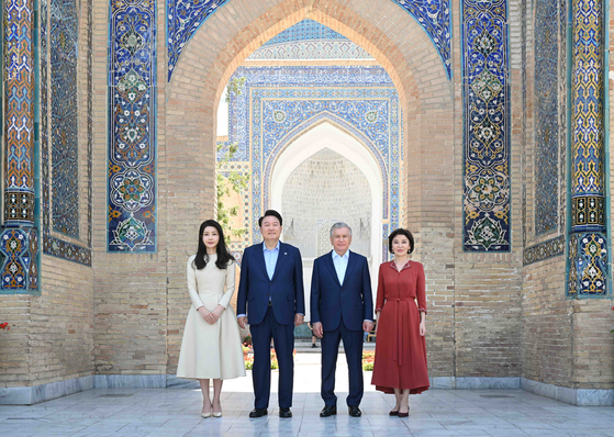 President Yoon Suk Yeol, center left, and first lady Kim Keon Hee pose for a commemorative photo with Uzbek President Shavkat Mirziyoyev, center right, and his wife, Ziroatkhon Hoshimova, in a visit to the Gur-e-Amir mausoleum in Samarkand, Uzbekistan, Saturday. [JOINT PRESS CORPS]