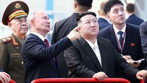 Russian President Vladimir Putin and North Korea's leader Kim Jong-un examine a launch pad during their meeting at the Vostochny cosmodrome outside the city of Tsiolkovsky on Sept. 13, 2023. [AP/YONHAP]