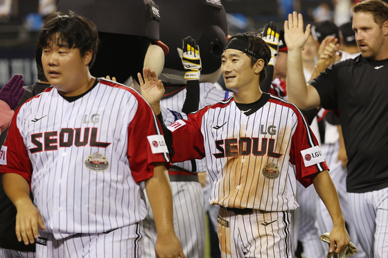 The LG Twins celebrate after winning a KBO game against the Lotte Giants at Jamsil Baseball Stadium in southern Seoul on Sunday. [YONHAP] 