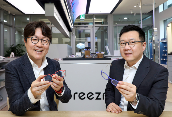 Coptiq co-CEOs and founders Park Hyung-jin, left, and Sung Woo-seok pose for a photo during an interview with the Korea JoongAng Daily at a breezm store in central Seoul on May 27. [PARK SANG-MOON]