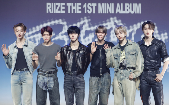 Boy band Riize poses for photos during a showcase for its first EP, ″Riizing,″ held at the Blue Square Mastercard Hall in central Seoul on June 17. [NEWS1]