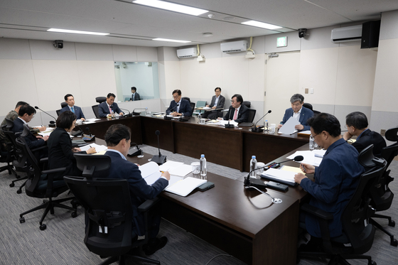 National Security Office Director Chang Ho-jin, right center, spekas during an emergency meeting of the National Security Council regarding North Korea's sending of waste balloons at the presidential office building in Yongsan District, central Seoul, on June 2. [YONHAP]