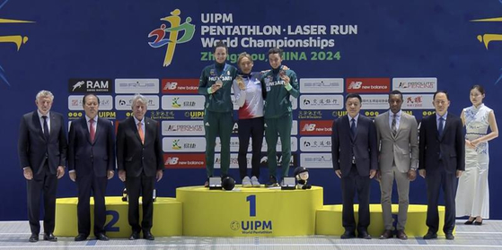 Korea's Seong Seung-min, center, poses for a photo after winning a gold medal in the women's individual event at the World Modern Pentathlon Championships in China on Saturday. [YONHAP]