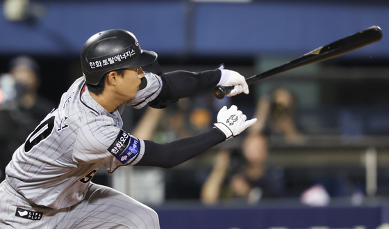The Hanwha Eagles' Lee Won-seok hit an RBI during a KBO game against the Doosan Bears at Jamsil Baseball Stadium in southern Seoul on June 13. [NEWS1] 