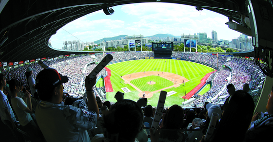 Fans cheer as the LG Twins take on the Doosan Bears at Jamsil Baseball Stadium in southern Seoul on June 2. [YONHAP]