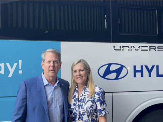 Georgia Gov. Brian Kemp and first lady Marty Kemp take a photo in front of Hyundai Motor's hydrogen-powered bus during their one-week visit to Korea. [SCREEN CAPTURE]
