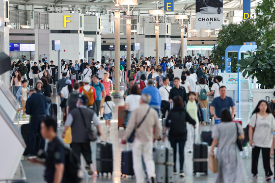 The Incheon International Airport filled with travelers on June 5 [YONHAP]