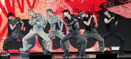 Boy band Riize performs ″Boom Boom Bass,″ the lead track of its first EP ″Riizing,″ during a showcase held at the Blue Square Mastercard Hall in central Seoul on June 17. [NEWS1]