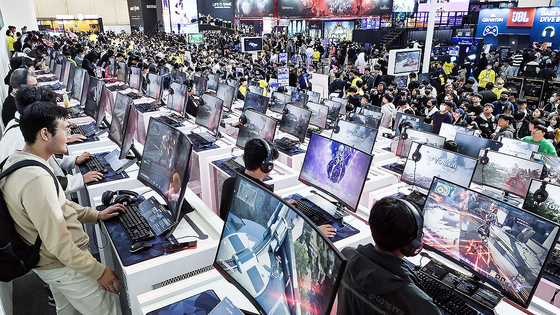 Visitors try new games at the G-Star 2023 game festival held in at the Bexco convention center in Busan on Nov. 16, 2023. [JOONGANG ILBO]