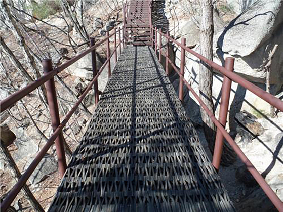 Tire link mats are installed on a trekking path at Seoraksan National Park in Gangwon. [KOREA NATIONAL PARK SERVICE]