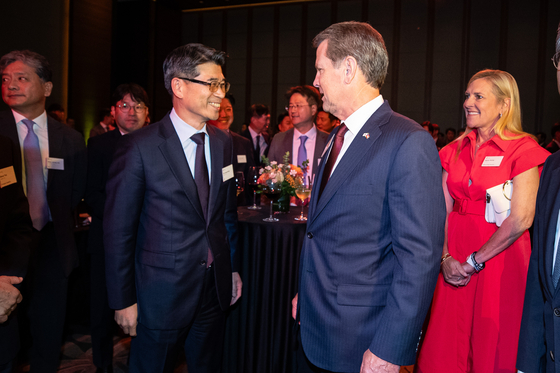 Kia CEO Song Ho-sung, left, greets Georgia Gov. Brian Kemp at the "Georgia Night" event held at the Conrad Seoul in western Seoul on Monday. [NEWS1]