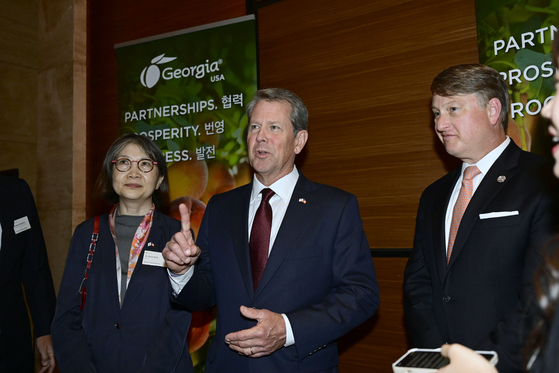 Georgia Gov. Brian Kemp, center, talks during an interview with the Korea JoongAng Daily at the "Georgia Night" event held at the Conrad Seoul in western Seoul on Monday. [HYUNDAI MOTOR] 