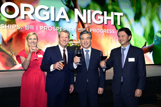 Georgia Gov. Brian Kemp, second from left, and Hyundai Motor CEO Chang Jae-hoon, third from left, make a toast at the "Georgia Night" event held at the Conrad Seoul in western Seoul on Monday evening. [HYUNDAI MOTOR]