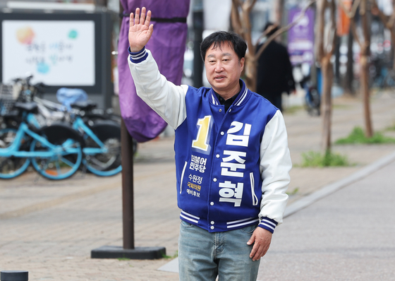 Lawmaker Kim Jun-hyeok greets passerby after winning the general election for Gyeonggi’s Suwon-D constituency in April. [YONHAP] 