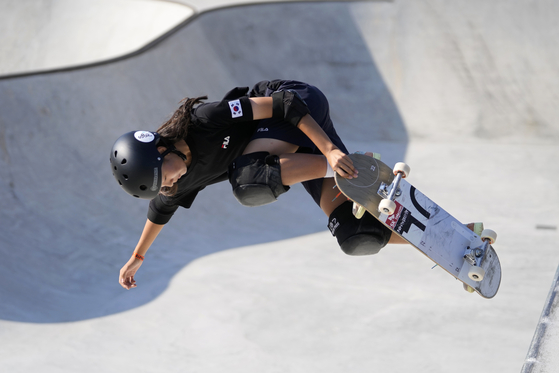 Korea's Cho Hyun-ju competes in the women's semifinals of the Skateboard Park 2023 World Championships in Ostia, Italy on Oct. 7, 2023. [AP/YONHAP]