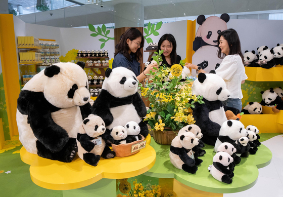 Koreans exploring panda-themed merchandise at the Everland Bao Family Pop-Up Store Season 2, at The Hyundai Seoul in Yeongdeungpo District, western Seoul. [YONHAP]