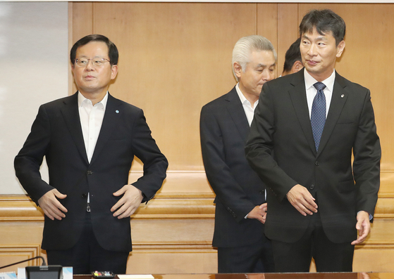 Financial Supervisory Service Gov. Lee Bok-hyun, right, and Woori Bank CEO Cho Byung-kyu attend a meeting between the financial regulator and chief executives of domestic banks in central Seoul on Wednesday. [NEWS1]