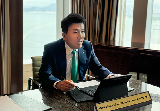 Hana Financial Group Chairman Ham Young-joo speaks during a meeting with foreign investors in Hong Kong on Tuesday. [HANA FINANCIAL GROUP]
