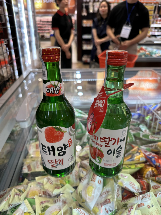 Hitejinro's strawberry-flavored soju, right, and a copycat soju product made by a Thai manufacturer [SEO JI-EUN]