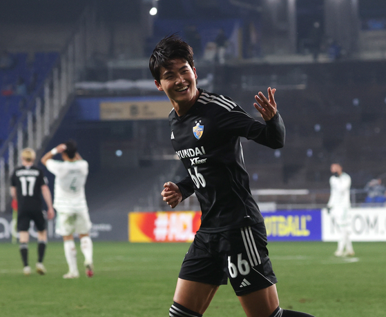 Ulsan HD fullback Seol Young-woo celebrates scoring a goal during a 2023-24 AFC Champions League quarterfinal against Jeonbuk Hyundai Motors at Ulsan Munsu Football Stadium in Ulsan on March 12. [YONHAP] 