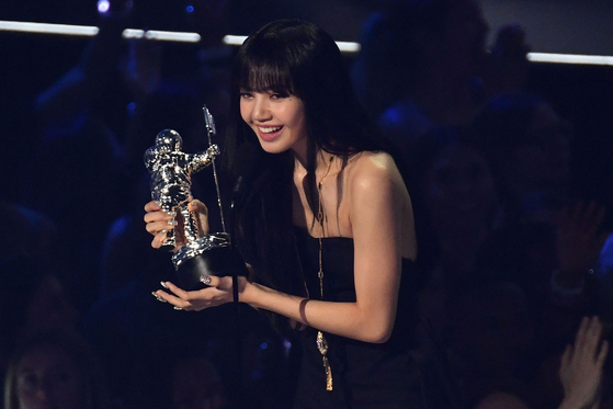Lisa of Blackpink accepts the Best K-pop award for ″Lalisa″ (2021) during the MTV Video Music Awards at the Prudential Center in Newark, New Jersey on Aug. 28, 2022. [AFP/YONHAP]