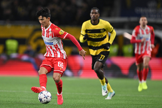 Red Star Belgrade's Hwang In-beom, left, controls the ball during a UEFA Champions League group stage match agaubst Young Boys at the Wankdorf Stadium in Bern, Switzerland on Nov. 28, 2023. [AFP/YONHAP]