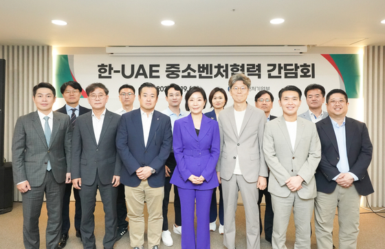 Minister Oh Young-ju of SMEs an Startups, fourth from left at the front row, poses with domestic entrepreneurs and investors active in the United Arab Emirates at a forum held in central Seoul on Wednesday. [MSS]