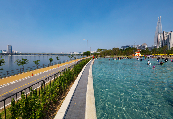 The Seoul Metropolitan Government announced Tuesday that it will officially open six outdoor pools at Han River parks across Seoul. [YONHAP] 