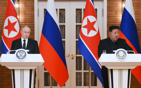 Russian President Vladimir Putin, left, and North Korean leader Kim Jong-un hold a joint press briefing following their bilateral summit in Pyongyang on Wednesday. [AP/YONHAP]