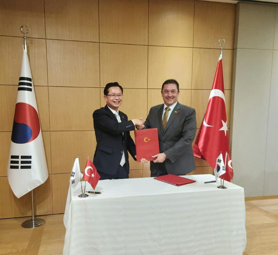 Ambassador of Turkiye to Seoul Murat Tamer, right, and Yeongdeungpo District Mayor Choi Ho-kwon shake hands during the ceremony for the signing of a cooperation protocol at the Turkish Embassy in Jung District, central Seoul, on Tuesday. [EMBASSY OF TURKIYE]