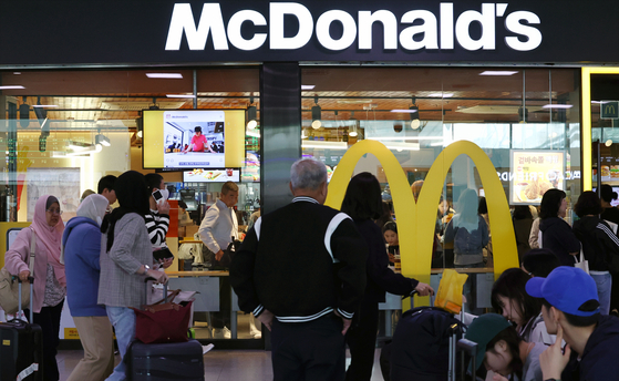 McDonald's Korea will not sell french fries for the time being due to a disruption in its supply chain. Pictured is a McDonald's store in Korea on May 1, a day before the fast food franchise raised prices for 16 items on its menu by an average of 2.8 percent. [YONHAP]