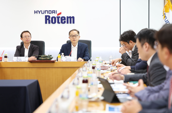 Lee Seung-ryul, director general for industrial policy at the Trade Ministry, chairs the first meeting held between the Trade Ministry and Defense Acquisition Program Administration to announce 60 key defense materials and technologies that the government aims to develop at the Hyundai Rotem Research Institute in Uiwang, Gyeonggi. [NEWS1]