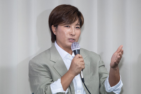 Pak Se-ri, chairman of the Seri Pak Hope Foundation, holds a press conference at the SpaceShare Samsung COX Center in Gangnam, southern Seoul on Tuesday after her foundation reported her father for forgery. [NEWS1] 