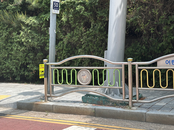 Mapo-dongi, the mascot for Mapo District, western Seoul, since 2004, is engraved on a roadside fence. This photograph was taken on May 21. [SHIN MIN-HEE]
