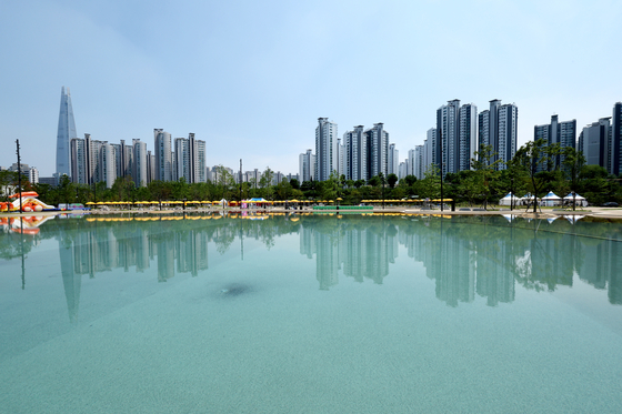 The outdoor pool of the Jamsil Hangang Park in Songpa District in southern Seoul is filled up with water, ready to greet citizens hoping to cool down this summer. [NEWS1] 
