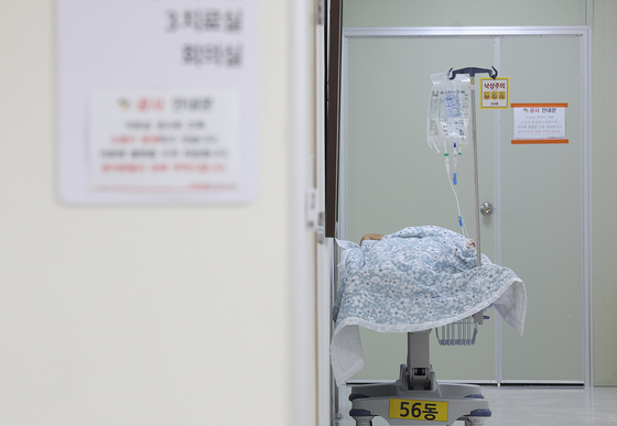 A patient is on a bed for treatment in a general hospital in Daegu on Thursday. [YONHAP] 