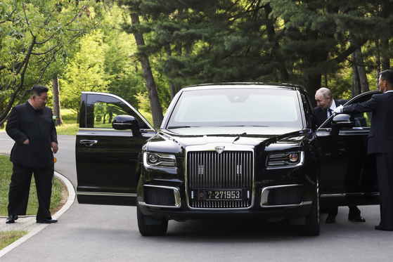 North Korean leader Kim Jong-un, left, and Russian President Vladimir Putin prepare to drive a Russian-made Aurus limousine in Pyongyang, North Korea on Wednesday. [AP/YONHAP]