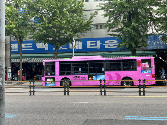 A Hechi-themed bus operates in Jung District, central Seoul, on May 25. [SHIN MIN-HEE]
