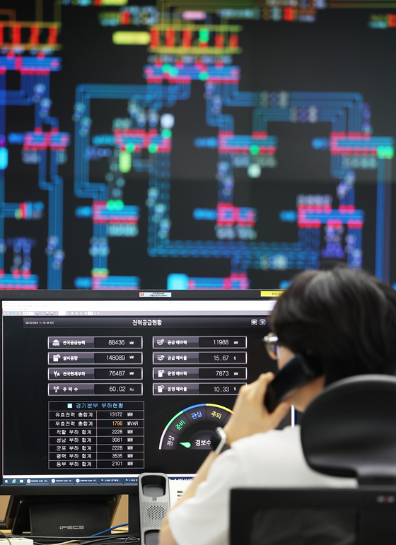 An official at the Power Management Office of the Korea Electric Power Corporation's Gyeonggi Headquarters in Suwon, is monitoring the power supply situation as the ongoing heat wave increasing power demand. [YONHAP]