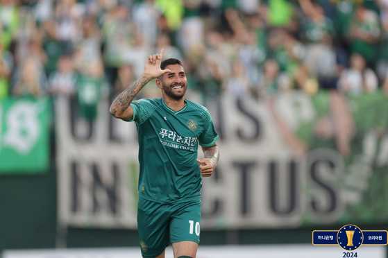 Gimpo forward Bruno Paraiba celebrates after scoring the opener in the fifth minute of the Korea Cup round of 16 match against Jeonbuk Hyundai Motors at Gimpo Solteo Football Stadium in Gimpo, Gyeonggi on Wednesday. [KFA]