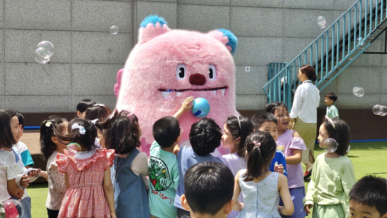 Hechi, Seoul's latest mascot, plays with children at a preschool in Seongdong District, eastern Seoul, in April. [SEOUL METROPOLITAN GOVERNMENT]