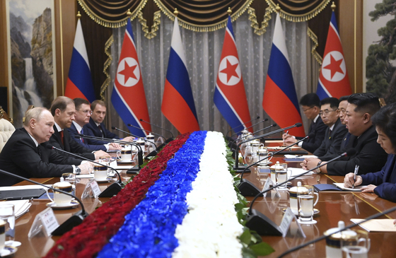 Russian President Vladimir Putin, left, and North Korean leader Kim Jong-un, right, hold bilateral talks in Pyongyang on Wednesday. [AP/YONHAP]