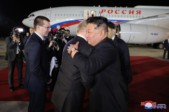 North Korean leader Kim Jong-un, right, embraces Russian President Vladimir Putin during a departure ceremony at Sunan airport outside Pyongyang on Wednesday evening, in a photo released by the North’s state-run Korean Central News Agency Thursday. [YONHAP]