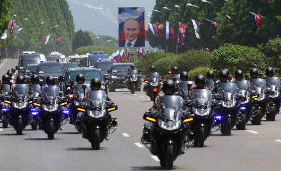 A motorcade carrying Russian President Vladimir Putin passes a road in Pyongyang Wednesday. [REUTERS/YONHAP]