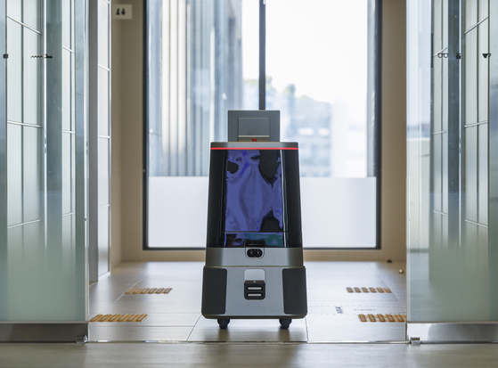 DAL-e, a delivery robot developed by Hyundai Motor's Robotics Lab, moves across Hyundai Motor's Factorial Seongsu building in eastern Seoul after making a coffee delivery for a worker on a different floor. [YONHAP]