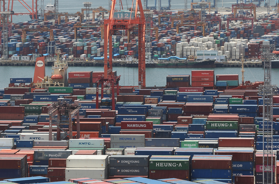 Containers are piled up in the yards of the Sinseondae and Gamman terminals at Busan Port. [NEWS1]